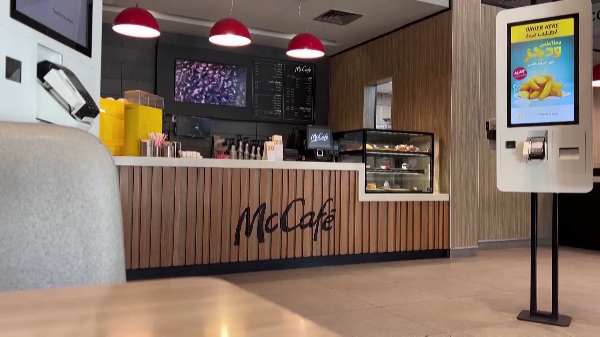 Cửa hàng McDonald's ở Giza (Ai Cập) vắng tanh 