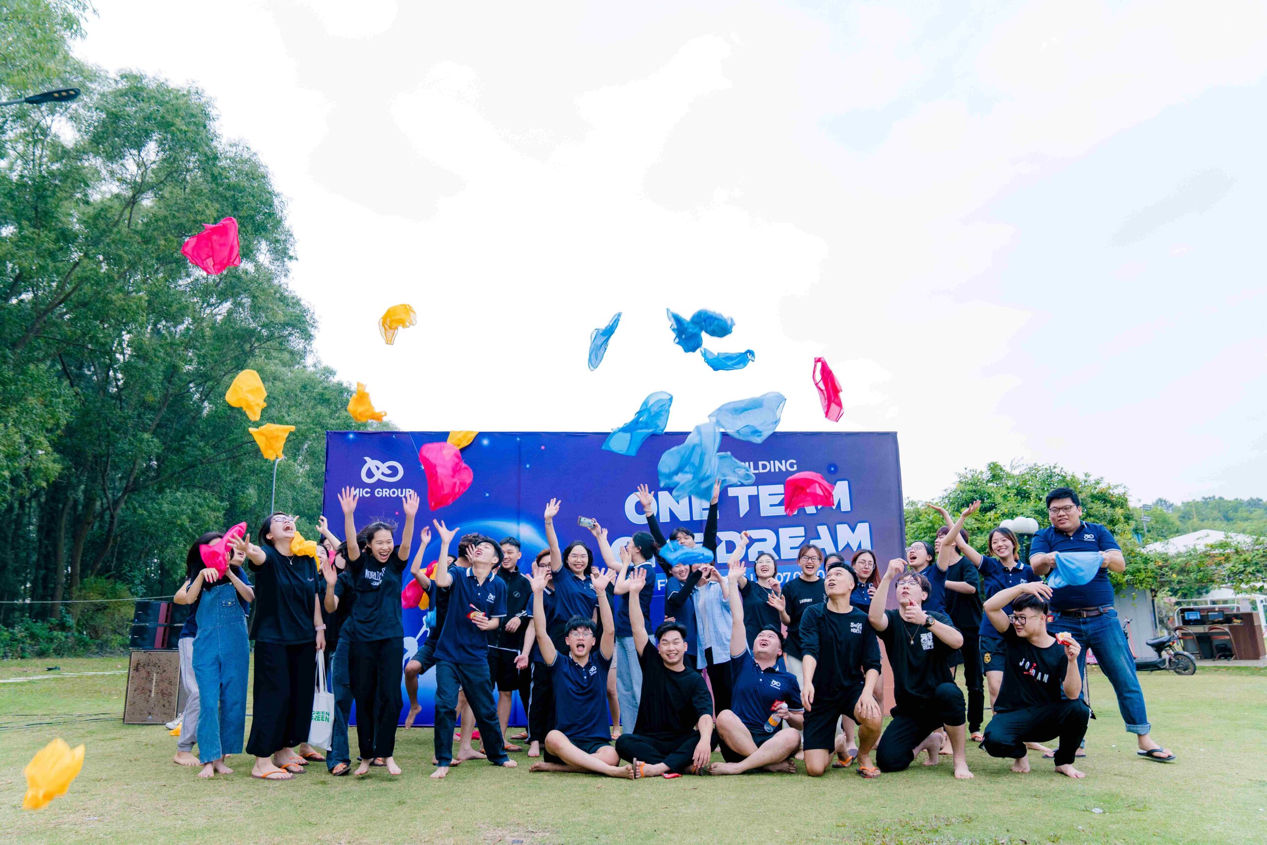 Tập thể MIC Creative cùng chuyến team Building