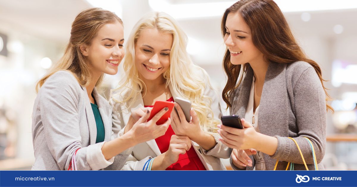 Khách hàng mua sắm trực tiếp tại cửa hàng