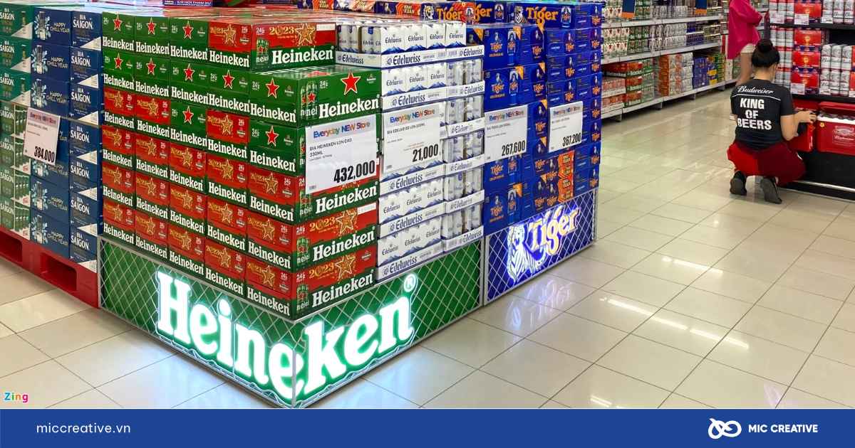 Sản phẩm bia Heineken bày bán tại siêu thị lớn