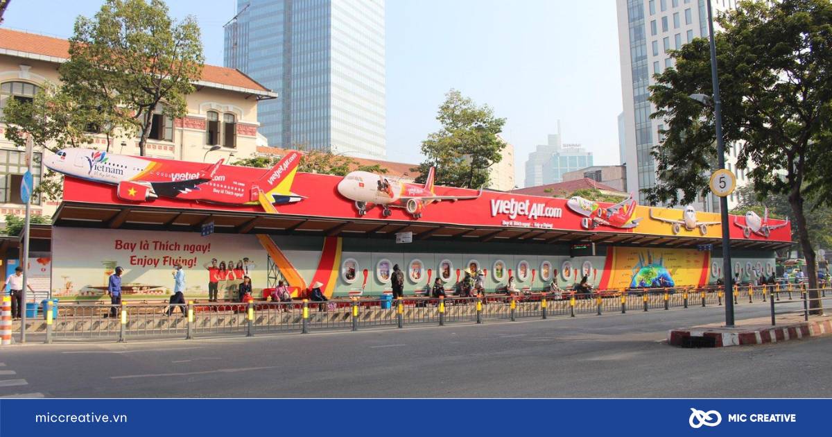 Vietjet quảng cáo tại nhà chờ xe buýt